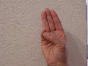 Это работает! Подержите руку в этой позиции и вы не поверите, что последует за этим