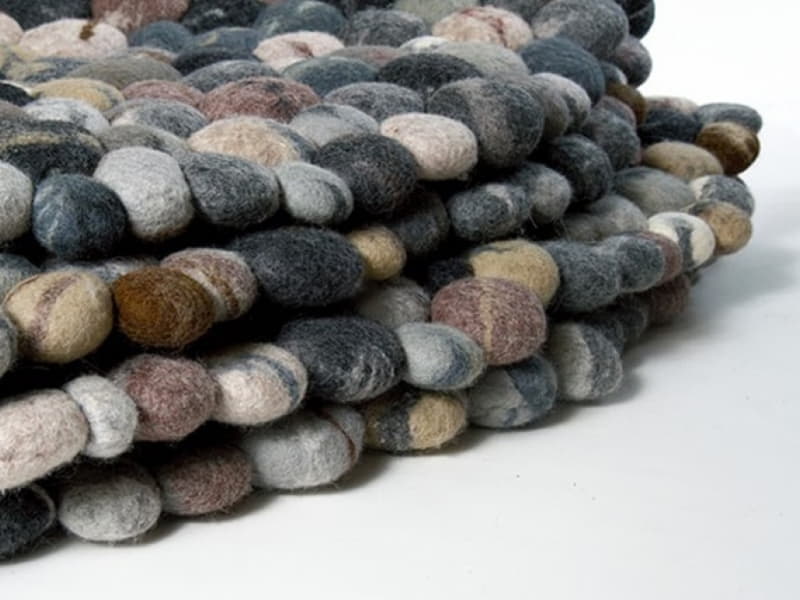 Думала, что коврик сделан из морских камней, однако нет… Из старого свитера!