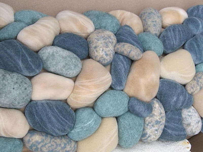Думала, что коврик сделан из морских камней, однако нет… Из старого свитера!