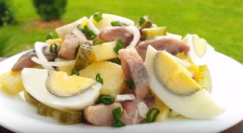 Четырнадцать рецептов закусок и салатов из соленой сельди