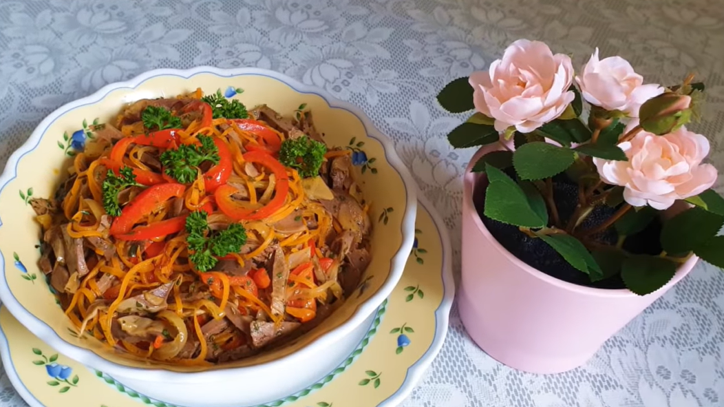 Простой и быстрый рецепт: мясной салат с морковью и перцем