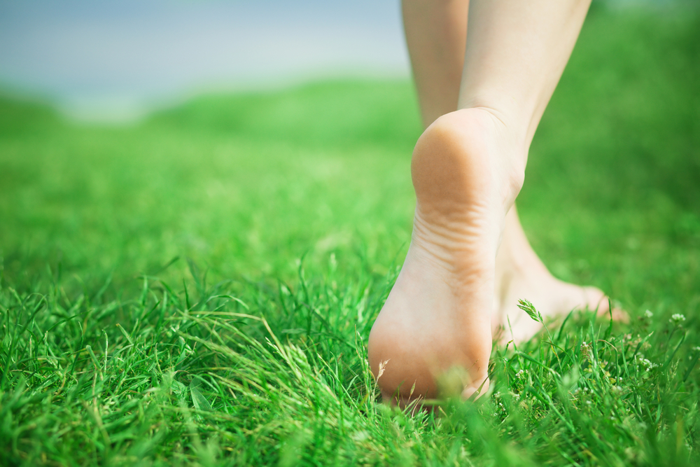 Удивительные преимущества прогулок босиком по траве утром