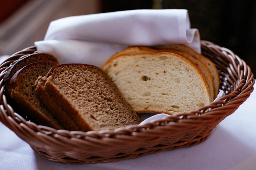 Чем отличаются черный и белый хлеб? И какой из них полезнее?
