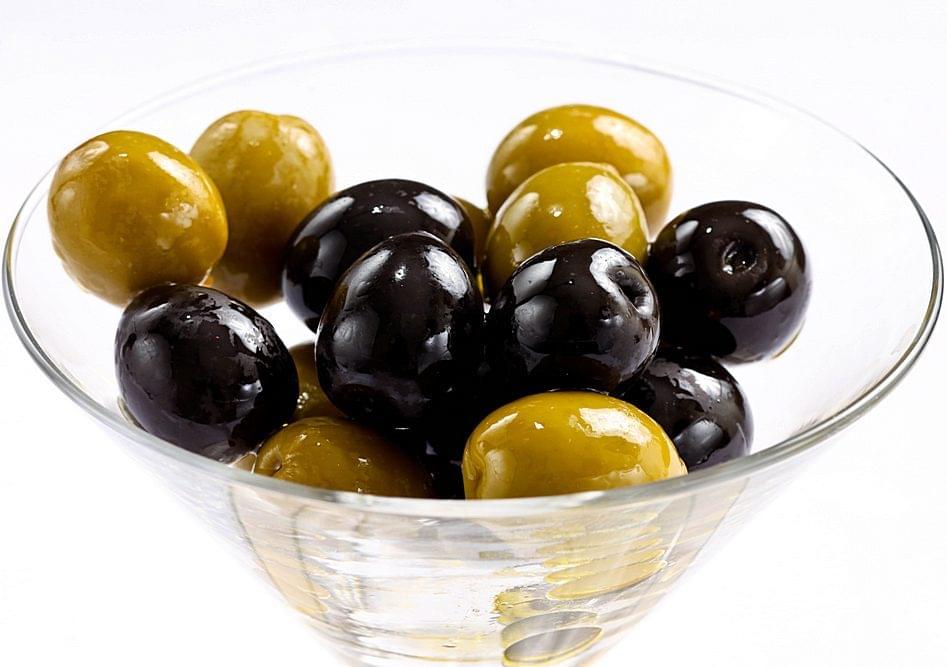 Чем отличаются оливки от маслин? Какой продукт полезнее?