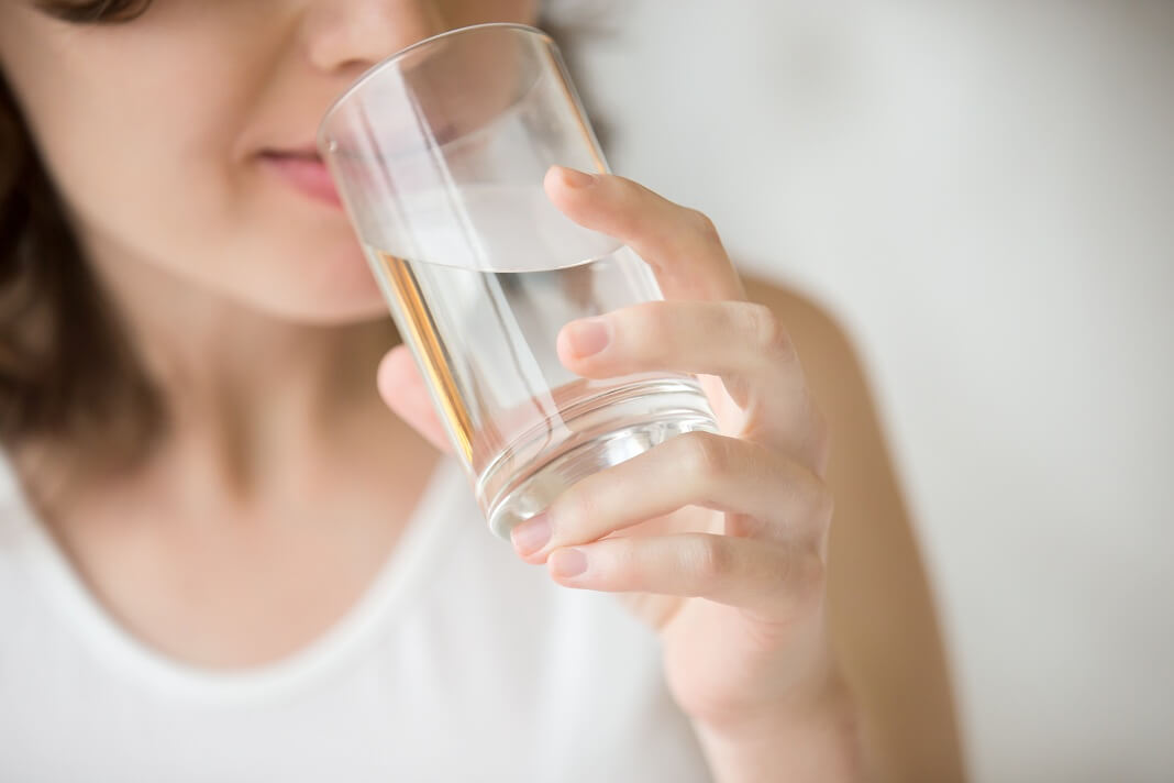 Почему полезно пить воду на пустой желудок?