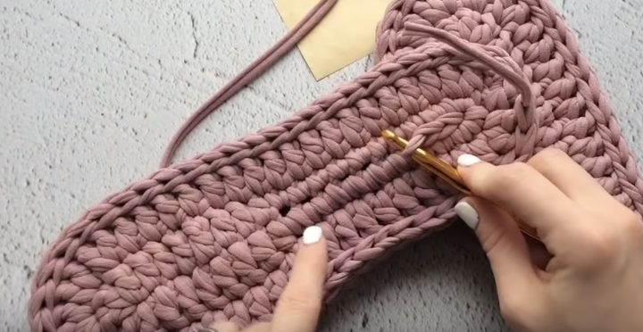 Шикарные тапочки с двойной подошвой из трикотажной пряжи Шикарные тапочки с двойной подошвой из трикотажной пряжи