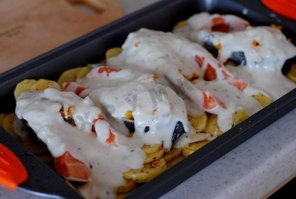 ФОРЕЛЬ ПОД ЧЕСНОЧНЫМ СОУСОМ, ЗАПЕЧЕННАЯ НА КАРТОФЕЛЬНОЙ “ПОДУШКЕ”