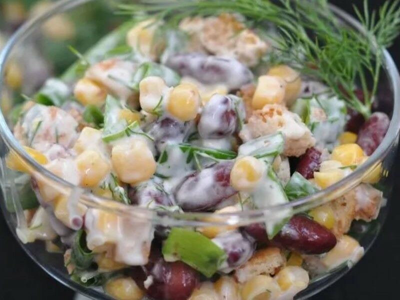 Замечательные и легкие в приготовлении салаты с фасолью — это всегда аппетитно и сытно.