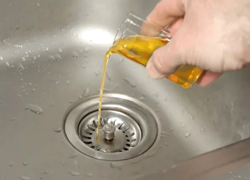Для чего я заливаю в раковину растительное масло