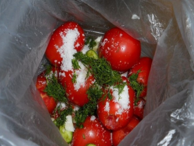 Мой любимый быстрый рецепт малосольных помидоров с чесноком в пакете.