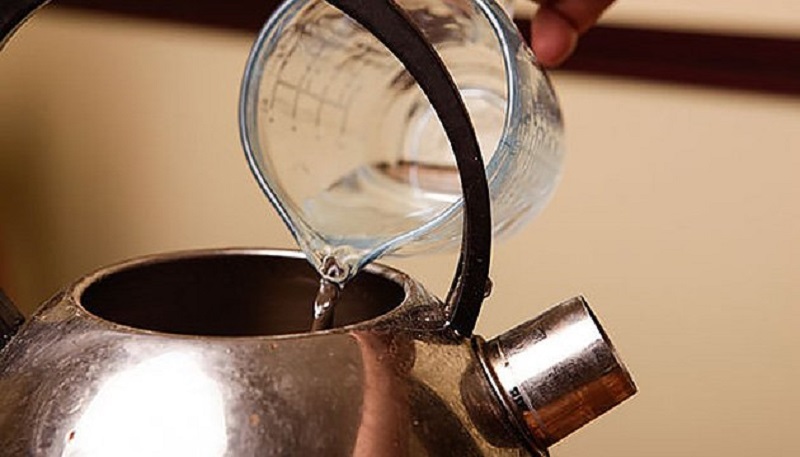 Квартирантка вскипятила уксус и залила жидкость в трубу… Сантехники были в шоке! Квартирантка вскипятила уксус и залила жидкость в трубу… Сантехники были в шоке!