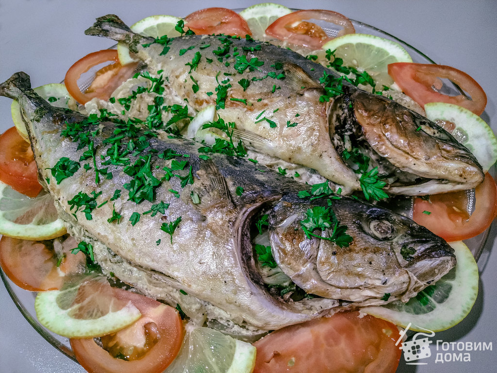 Вкуснейшая рыба, запеченная в сметане, прекрасно подходит как для повседневного, так и для праздничного меню.