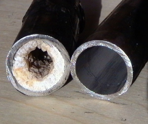 Квартирантка вскипятила уксус и залила жидкость в трубу… Сантехники были в шоке!