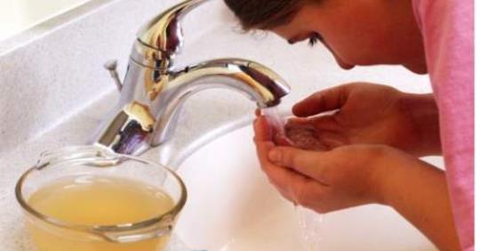 Что происходит с вашим лицом после умывания яблочным уксусом: то, что вы узнаете, может удивить вас