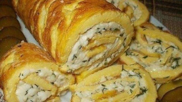 Рулет омлетный с плавленным сыром, чесноком и зеленью-отличная легкая закуска. Рулет омлетный с плавленным сыром, чесноком и зеленью-отличная легкая закуска.