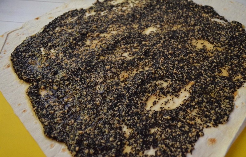 Как приготовить ленивый маковый рулет из тонкого лаваша за 10 минут