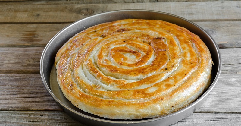 Шикарный мясной пирог наспех: никакой возни с тестом — его просто нет Шикарный мясной пирог наспех: никакой возни с тестом — его просто нет