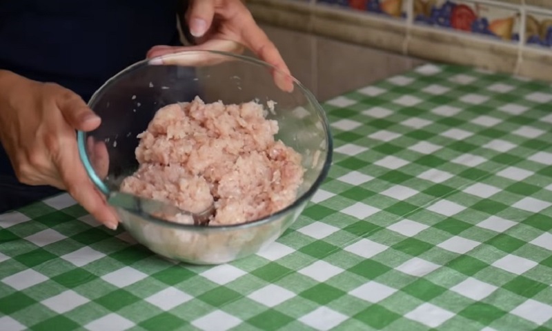 Шикарный мясной пирог наспех: никакой возни с тестом — его просто нет Шикарный мясной пирог наспех: никакой возни с тестом — его просто нет