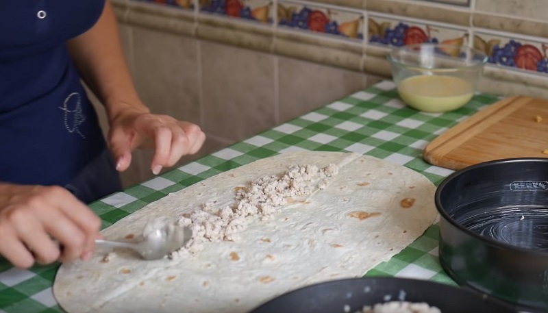 Шикарный мясной пирог наспех: никакой возни с тестом — его просто нет Шикарный мясной пирог наспех: никакой возни с тестом — его просто нет