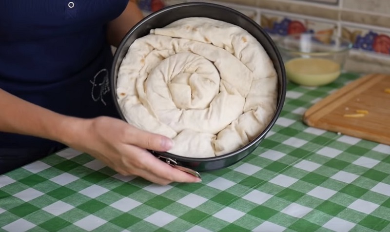 Шикарный мясной пирог наспех: никакой возни с тестом — его просто нет Шикарный мясной пирог наспех: никакой возни с тестом — его просто нет