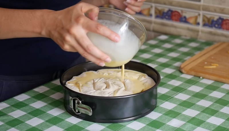 Шикарный мясной пирог наспех: никакой возни с тестом — его просто нет Шикарный мясной пирог наспех: никакой возни с тестом — его просто нет