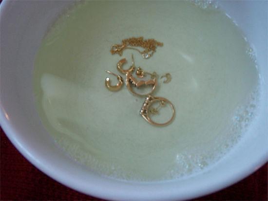 Простой и эффективный способ очистки ювелирных украшений