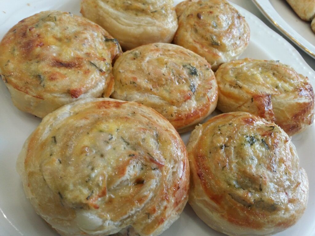 Приготовила две кастрюли. Муж половину уже съел.