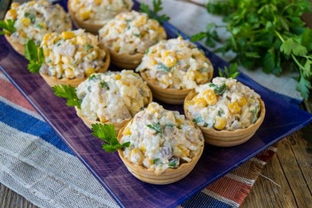 Селедочный салат в тарталетках - легкая закуска на праздничный стол