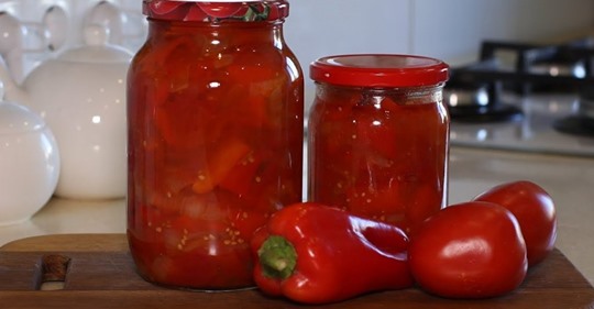 Этот вкуснейший салат прекрасен для закруток. Намного вкуснее, чем лечо, но готовится гораздо быстрее и легче