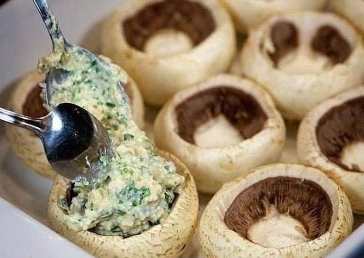 Шампиньоны, фаршированные курицей и сыром, получаются сытными и оригинальными на вкус. Шампиньоны, фаршированные курицей и сыром, получаются сытными и оригинальными на вкус.