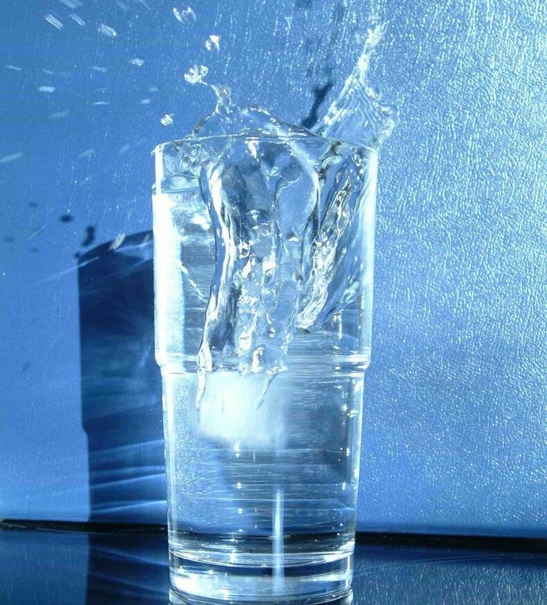 Питье воды натощак может ослабить симптомы 22 болезней