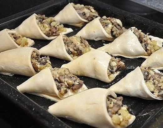 Слоеные конвертики с грибами