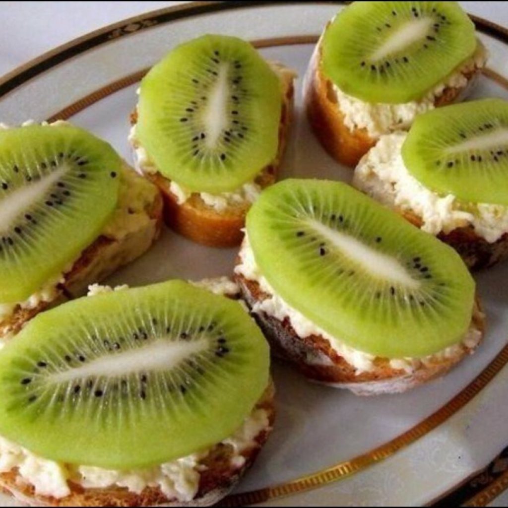 Закуска с плавленым сыром, чесноком и киви