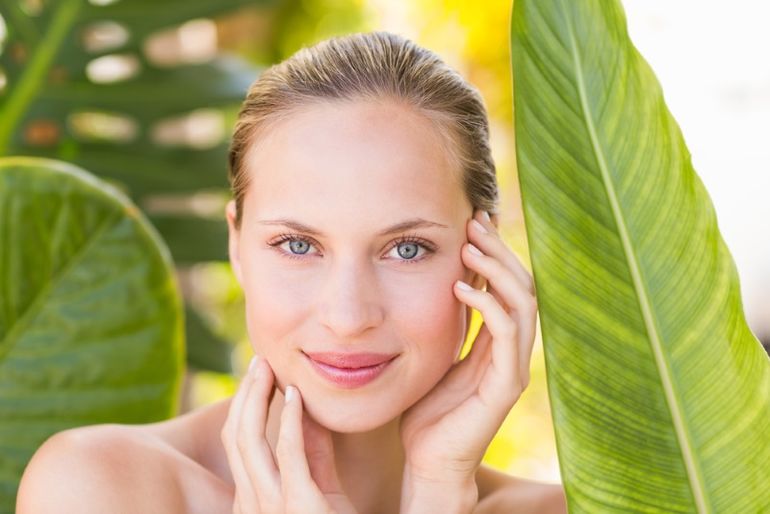 ПОМОГАЕТ СТАРАЯ ДОБРАЯ МАСКА: В 52 НИ ОДНОЙ МОРЩИНЫ НЕТ! ПАСПОРТ ПРИХОДИТСЯ С СОБОЙ НОСИТЬ