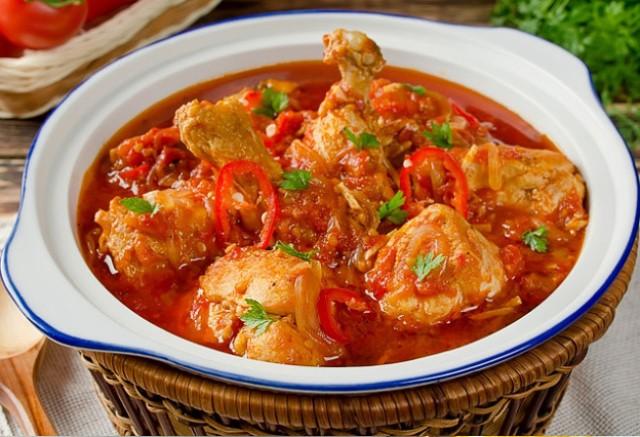 Остренькое блюдо на обед: чахохбили из курицы. Остренькое блюдо на обед: чахохбили из курицы.