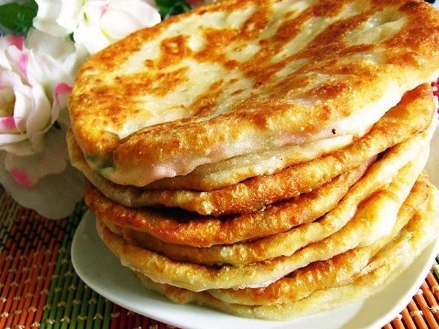 Готовятся практически молниеносно! Сырные лепешки на кефире в сковороде!