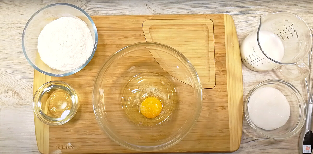 Хоть с яблоками, хоть с бананами! Мягкий, воздушный пирог на сковороде.