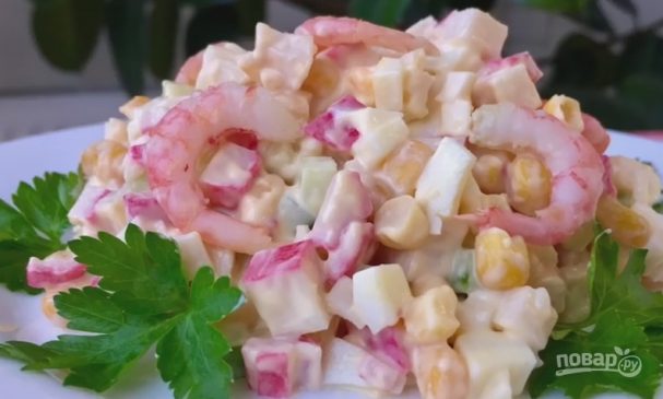 САЛАТ С КРЕВЕТКАМИ И КРАБОВЫМИ ПАЛОЧКАМИ