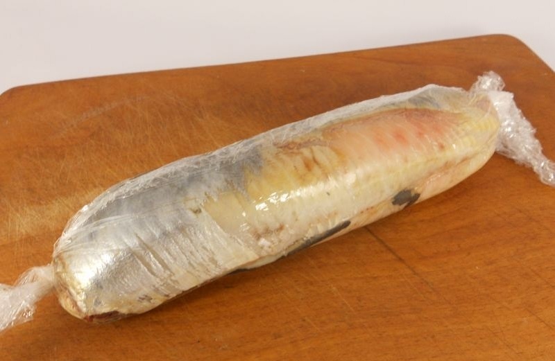 Я завернула сельдь в пленку и оставила в холодильнике. Через час вся семья лакомилась нежной рыбкой!