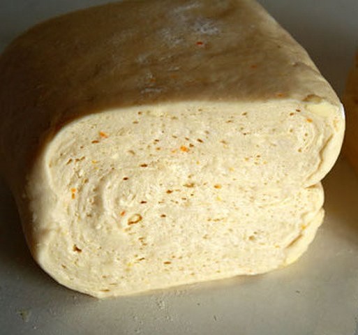 Быстрое слоеное дрожжевое тесто, выпечка из которого получается просто необыкновенно вкусной, нежной и хрустящей.