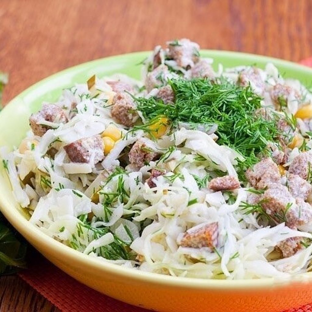 Салат с сухариками и солеными огурцами