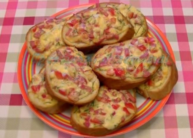 Потрясающие горячие бутерброды. По вкусу — как пицца, а готовится очень быстро!