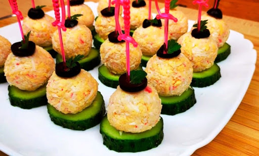 Рецепт изысканной и вкусной закуски из огурцов и крабовых палочек.