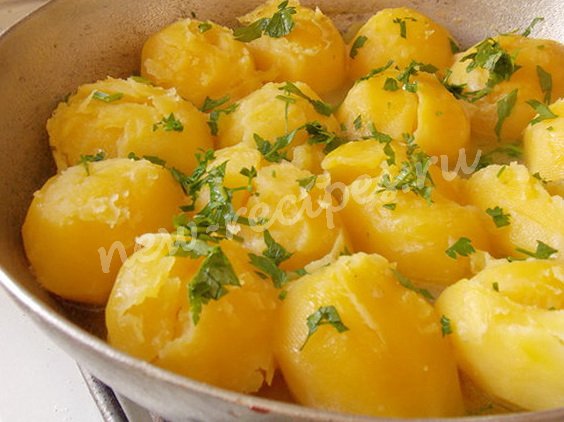 Молодая картошка на бульоне