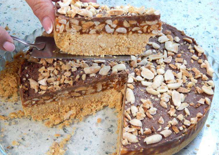 Торт «Сникерс» без выпечки