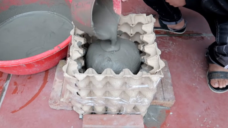 Необычный цветочный горшок для сада из цемента и лотка для яиц