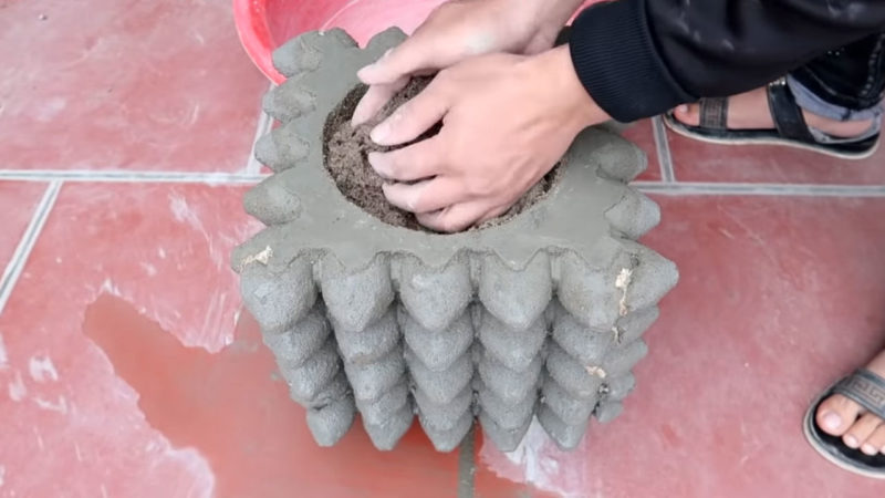 Необычный цветочный горшок для сада из цемента и лотка для яиц