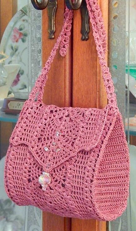 Идея на весну и лето: 17 стильных вязаных сумочек