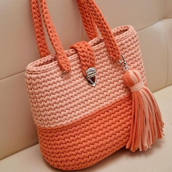 Идея на весну и лето: 17 стильных вязаных сумочек