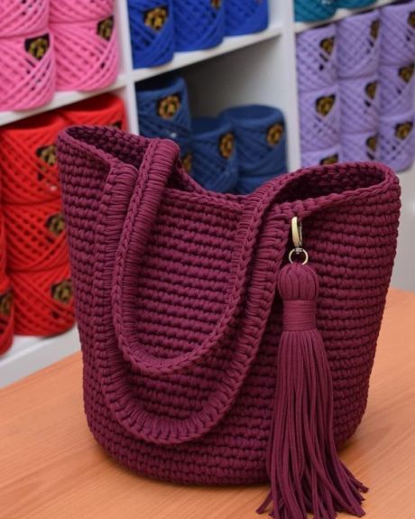 Идея на весну и лето: 17 стильных вязаных сумочек